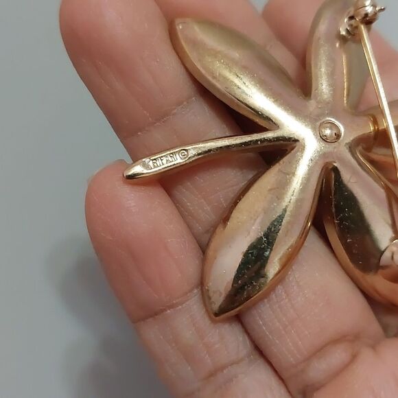 Vintage Crown Trifari Flower Brooch Pin in Antique Gold Tone Finish - Picture 3 of 5